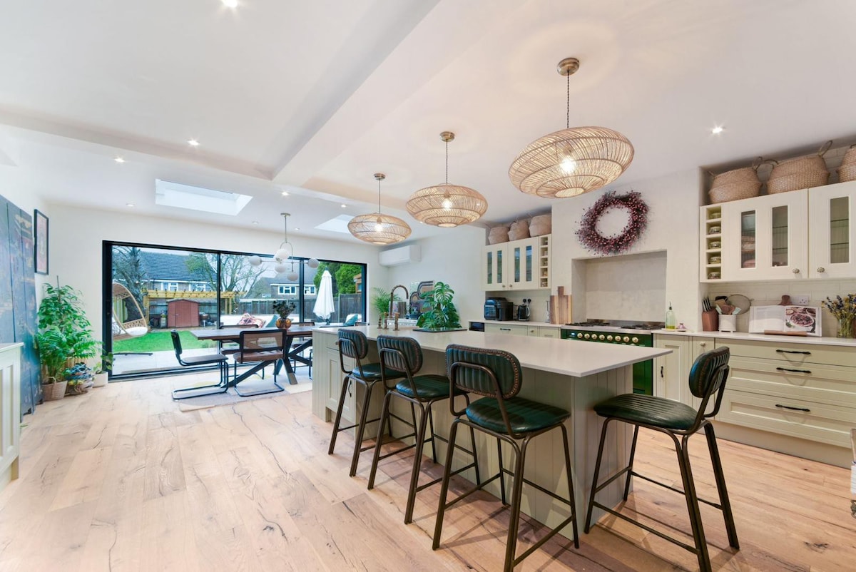 Stylish home with great links to central London
