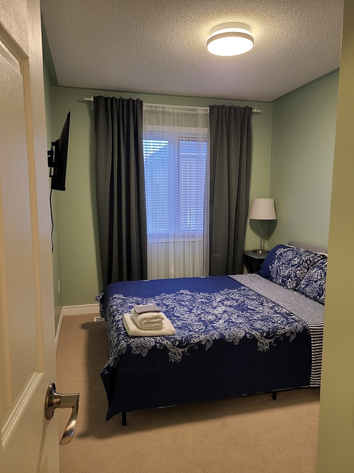 Cozy Room in Central Newmarket