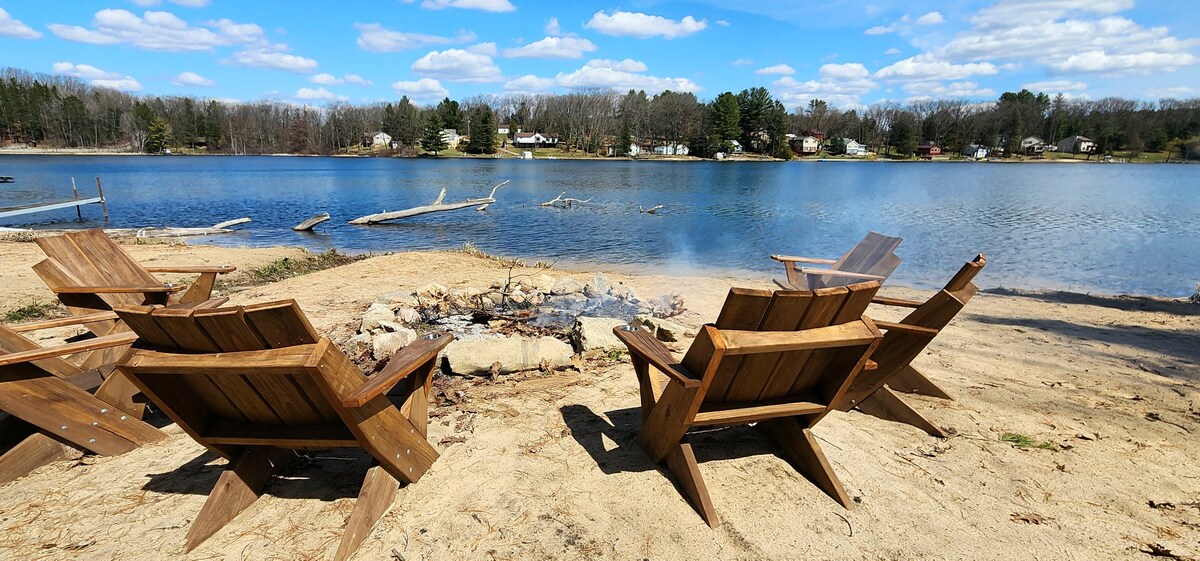 "Serenity Shores" Lakefront Log Home: Come Relax !