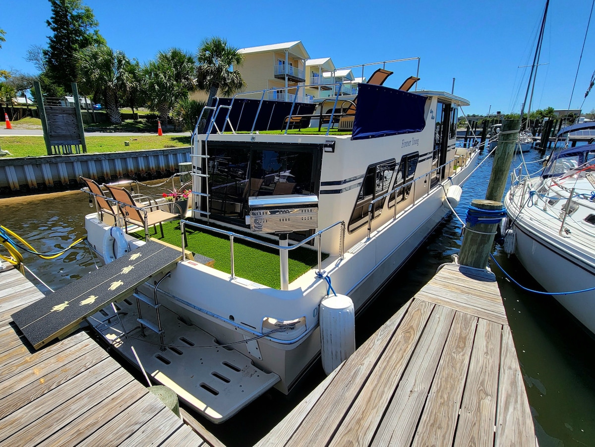 Luxury Yacht! Incredible Views! Close to Downtown!