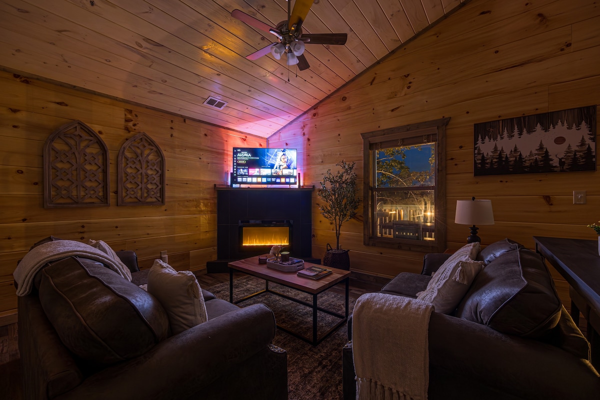 NEW Luxe Cabin; Hot-Tub; Fire-Pit; Game Room