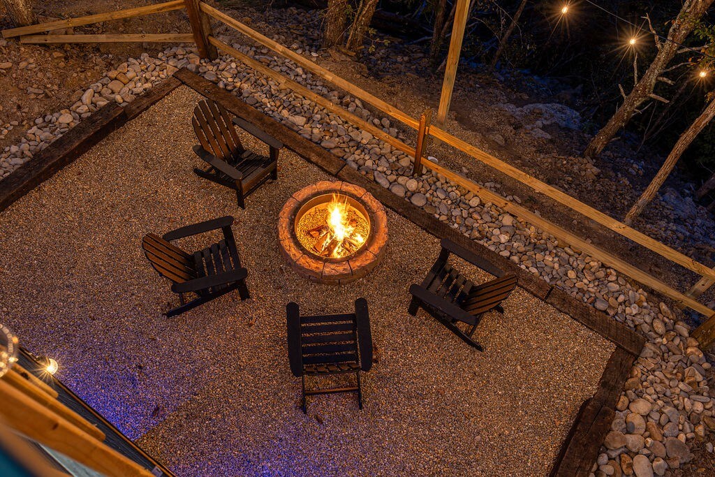 NEW Luxe Cabin; Hot-Tub; Fire-Pit; Game Room