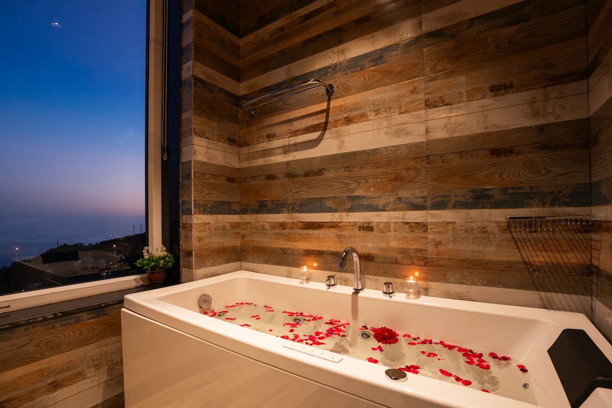 按摩浴缸房，您可以一览山景