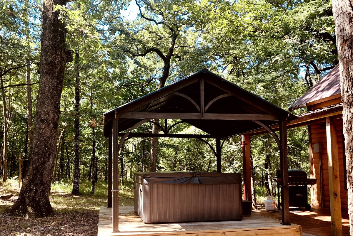 "Cabin in the Woods" NEW hot tub, fire pit,
