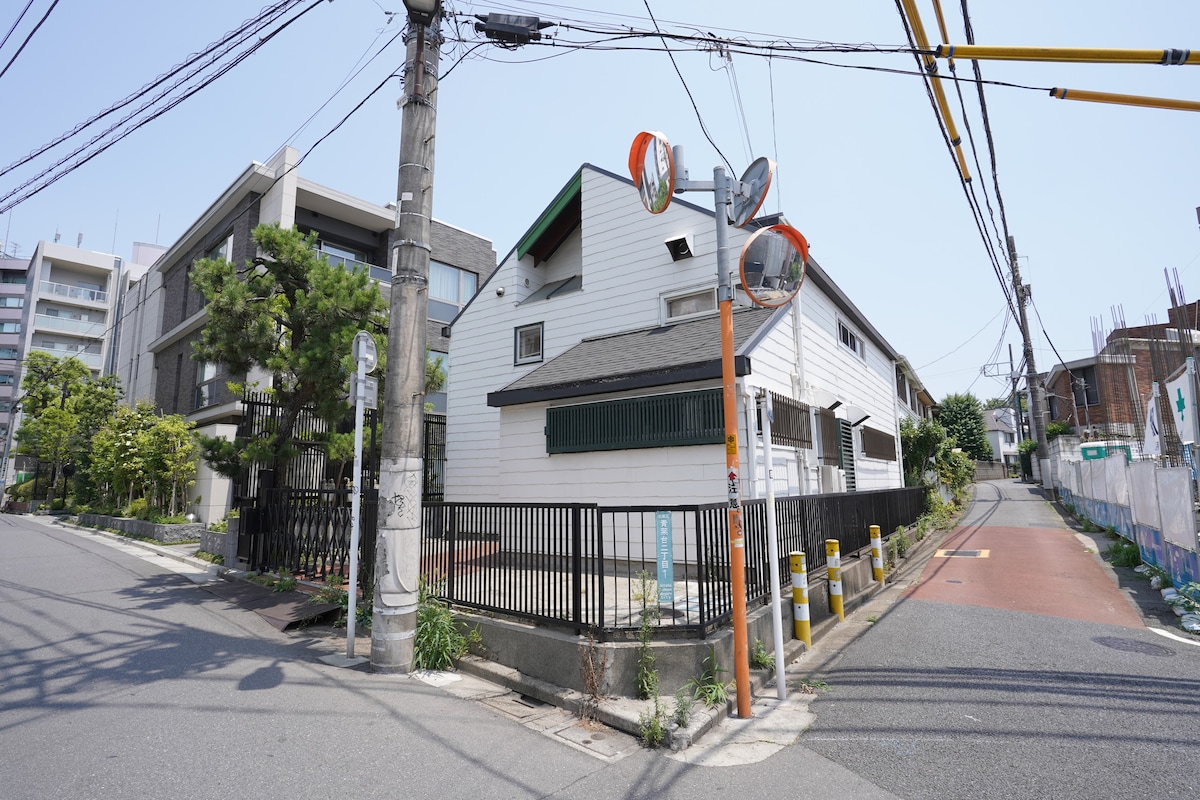 Shibuya House with cozy garden