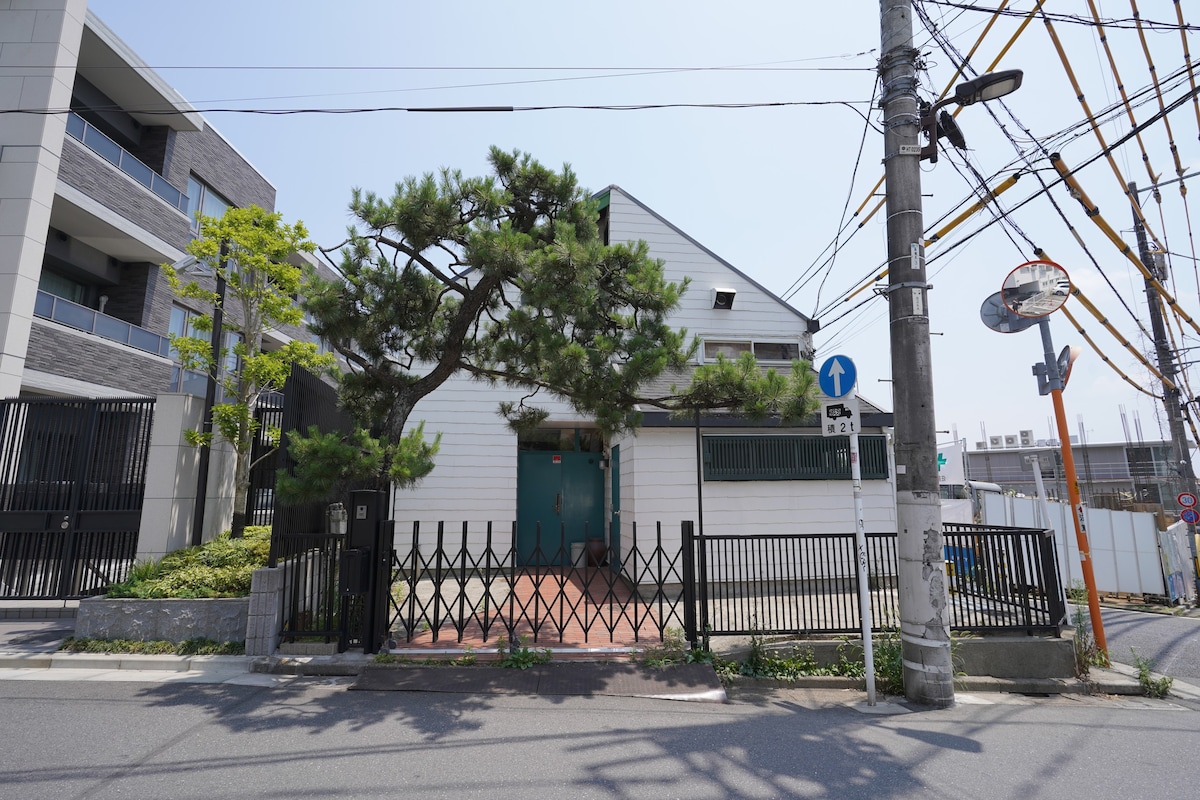 Shibuya House with cozy garden