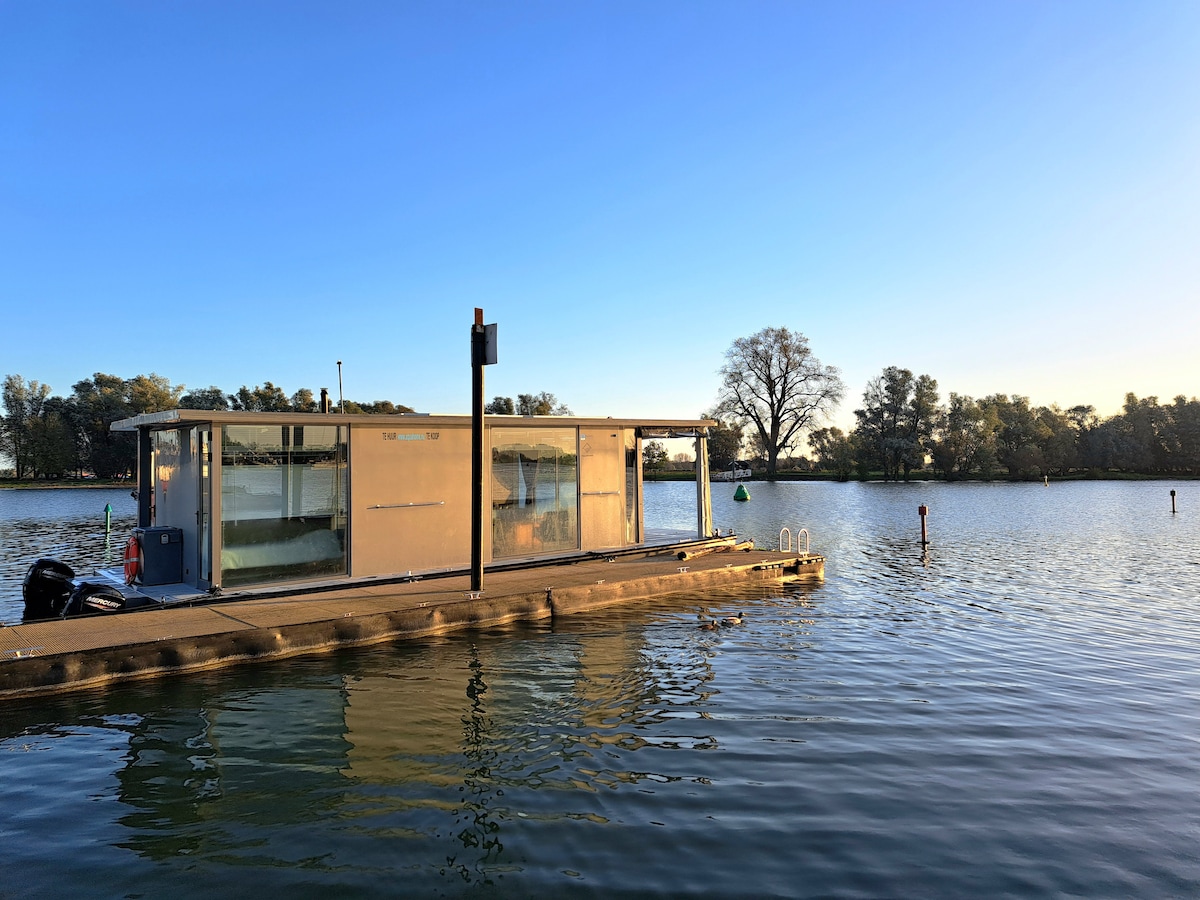 AquaHome Woudrichem Unieke houseboat -Bever