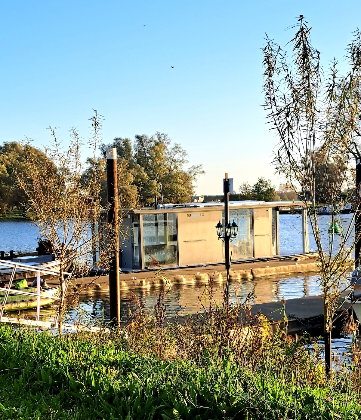 AquaHome Woudrichem Unieke houseboat -Bever