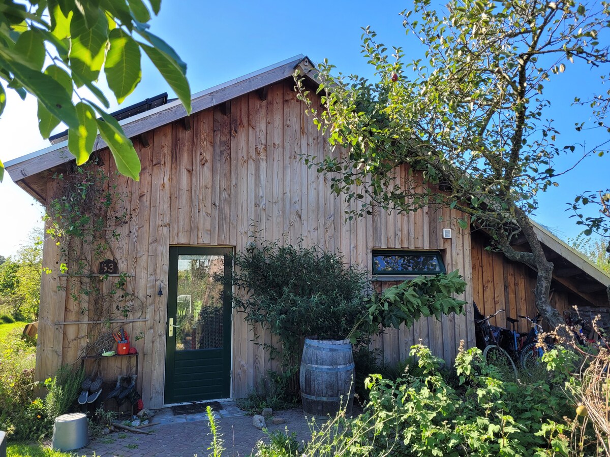 Houten eco-huisje aan de ijsseldijk