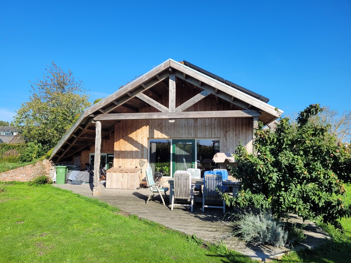 Houten eco-huisje aan de ijsseldijk