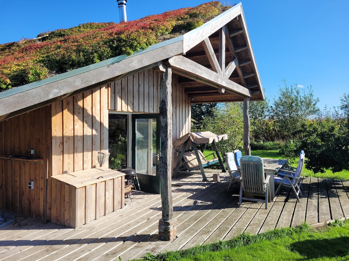 Houten eco-huisje aan de ijsseldijk