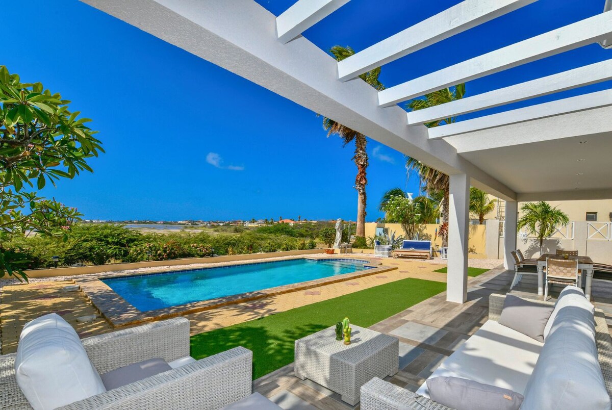 Gorgeous, Modern Villa in Ruby, Minutes To Beaches