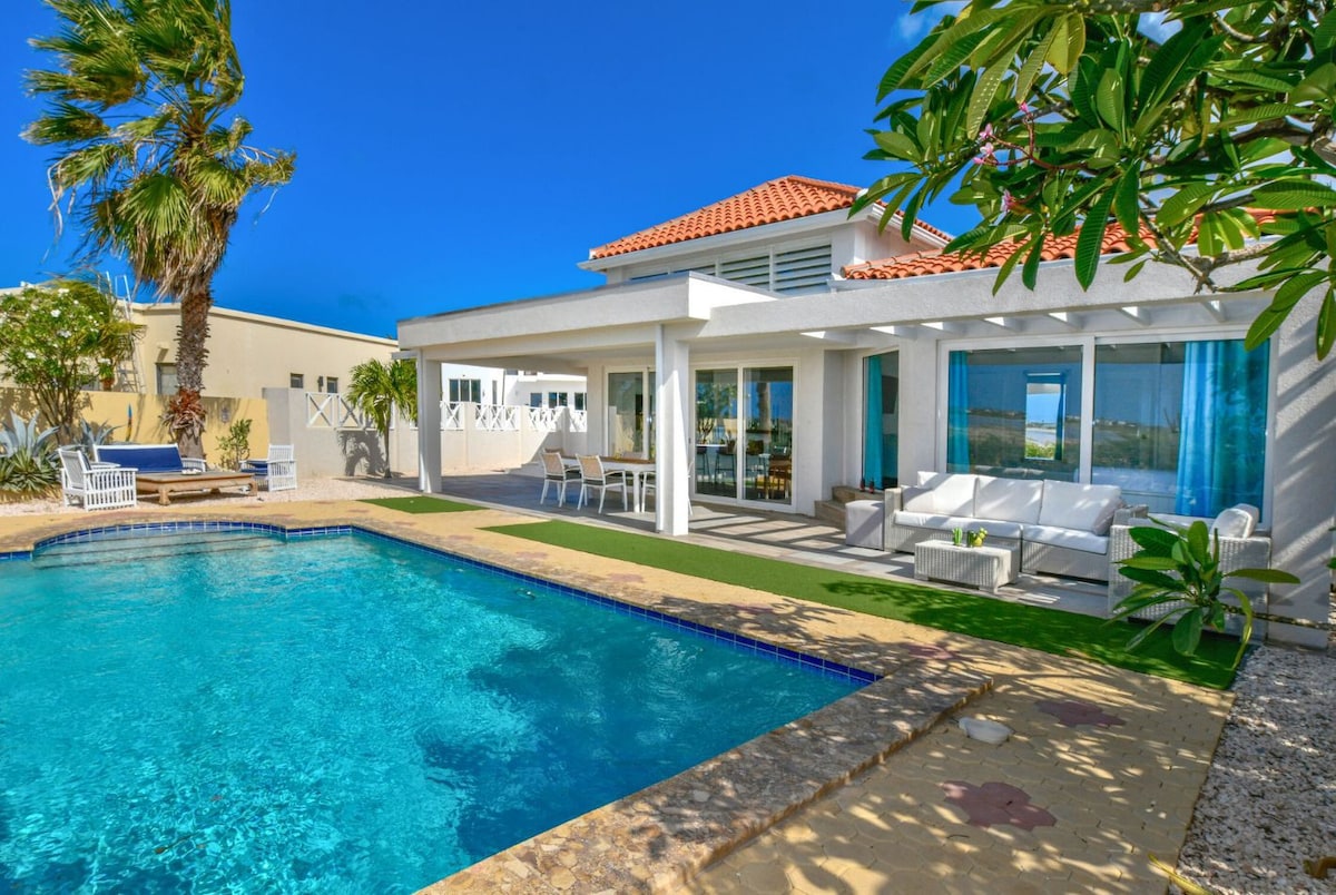 Gorgeous, Modern Villa in Ruby, Minutes To Beaches