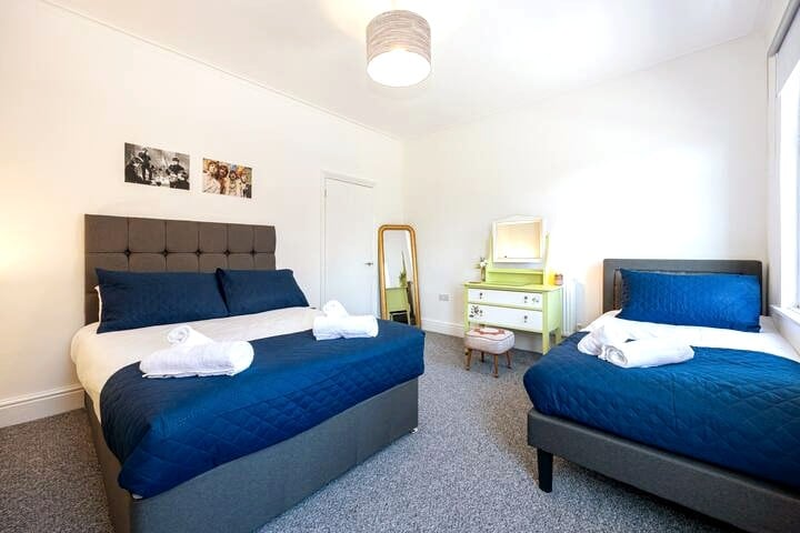 Earp House 3 bedroom,  sleeps 7,  mins from train