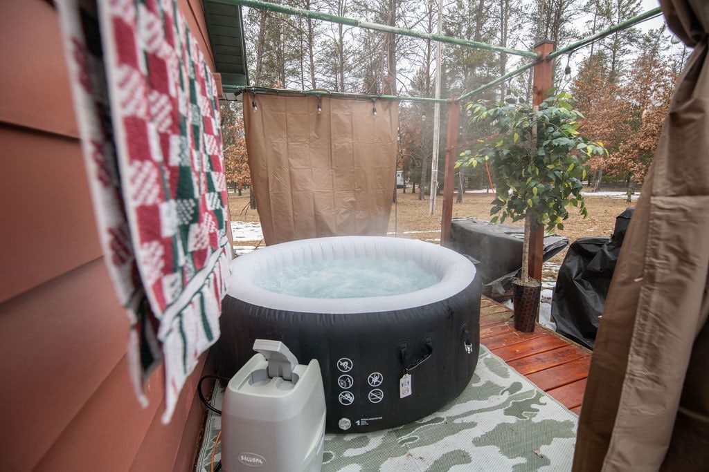 Black bear cabin with blow up hot tub