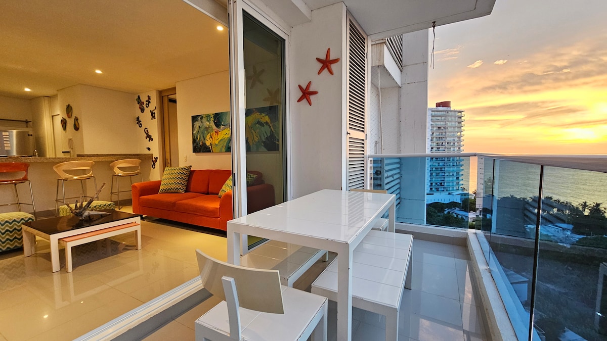 Colorful and cheerful apartment facing the sea