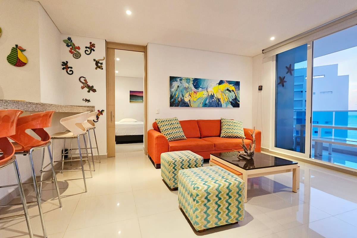 Colorful and cheerful apartment facing the sea