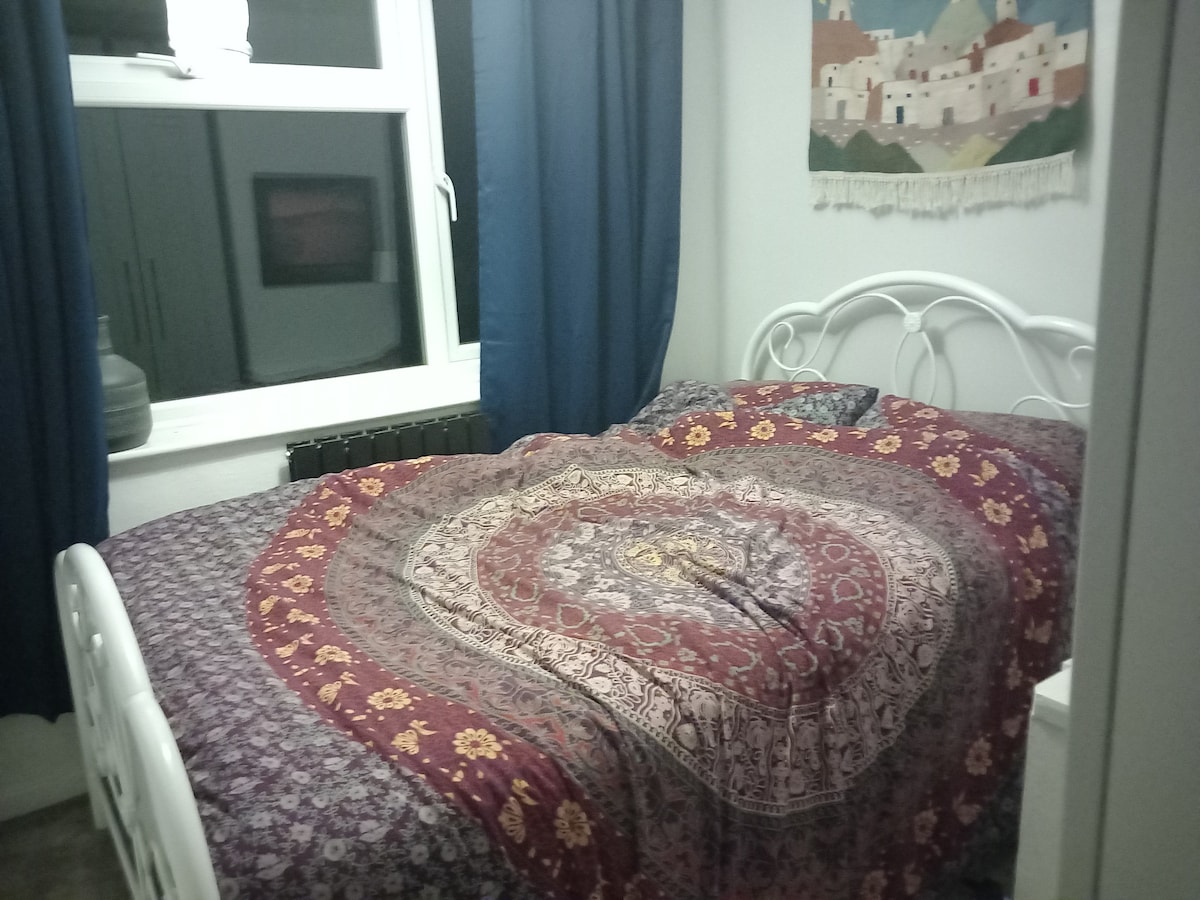cosy small double bedroom in a quiet suburb