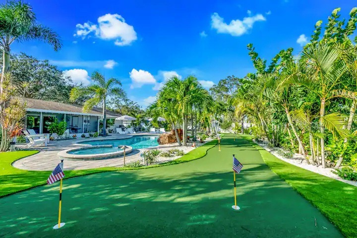 Pool, putting green, tiki bar