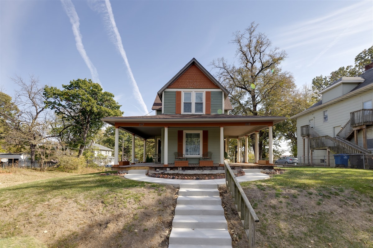 The Carol Anne-Charming 2bd/2ba Victorian near DT!