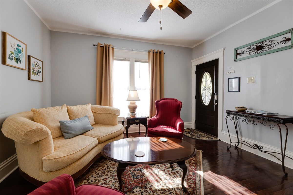 The Carol Anne-Charming 2bd/2ba Victorian near DT!