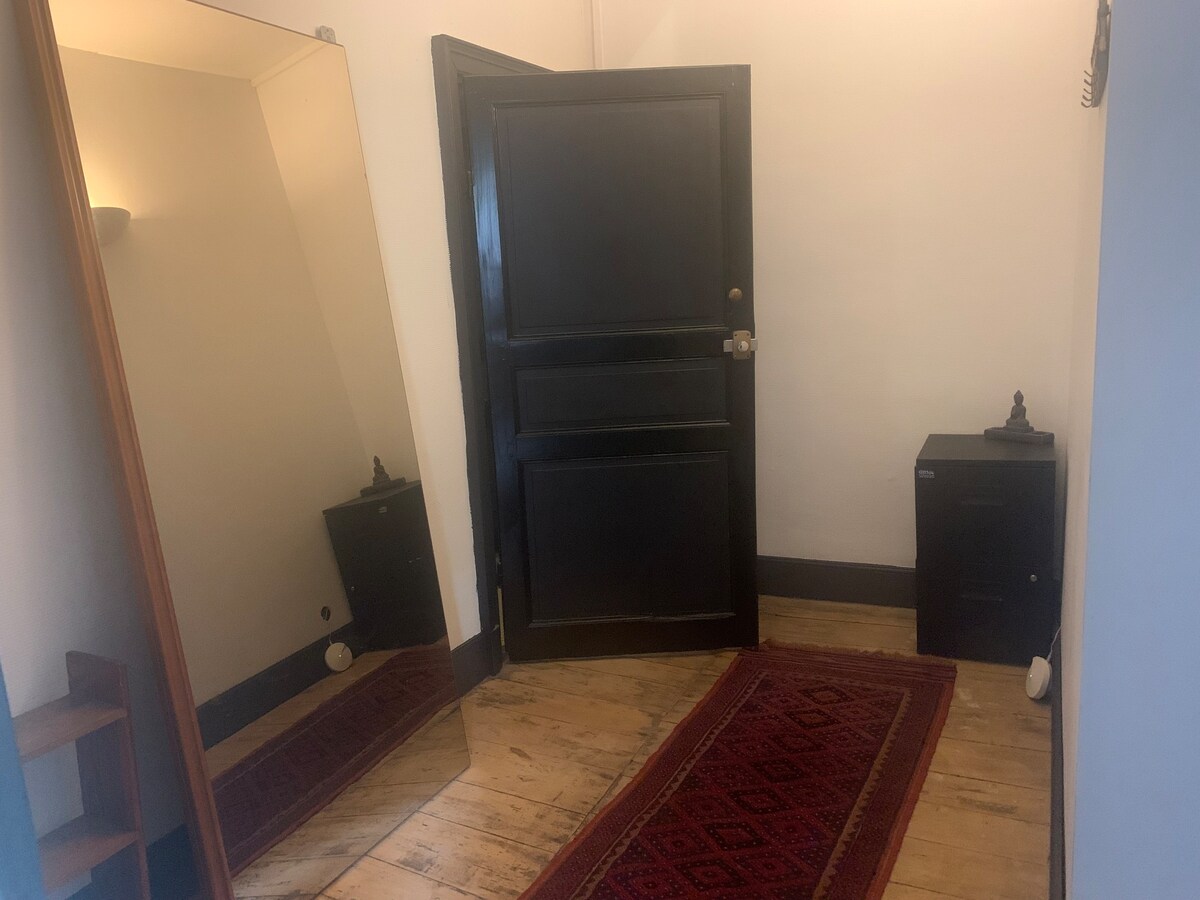 Flat in house with lounge & wc