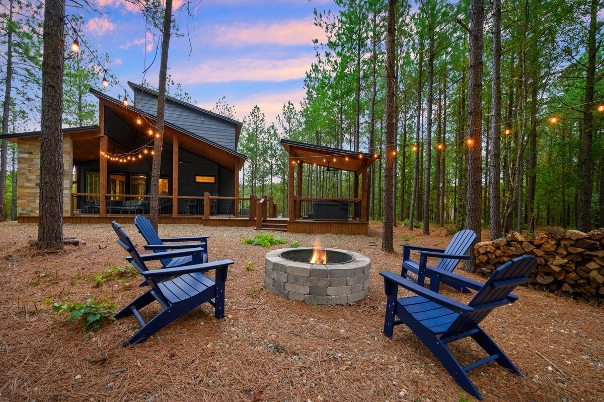 Chic Cabin: Hot Tub, 2 King En-Suites & Fireplaces