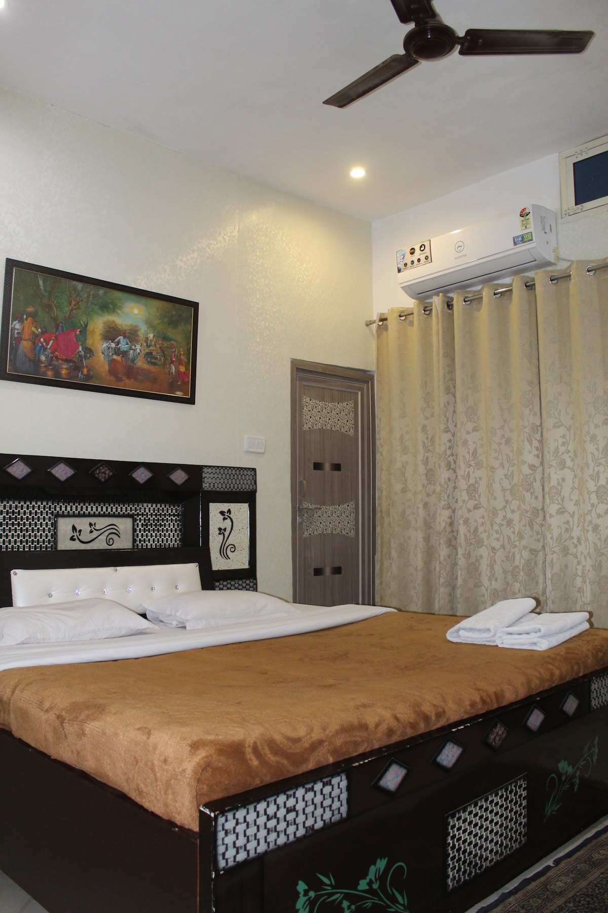 2 Comfy Rooms in Best BnB Orchha