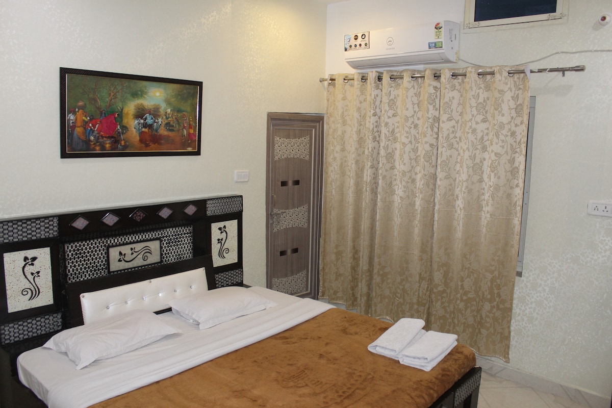 2 Comfy Rooms in Best BnB Orchha