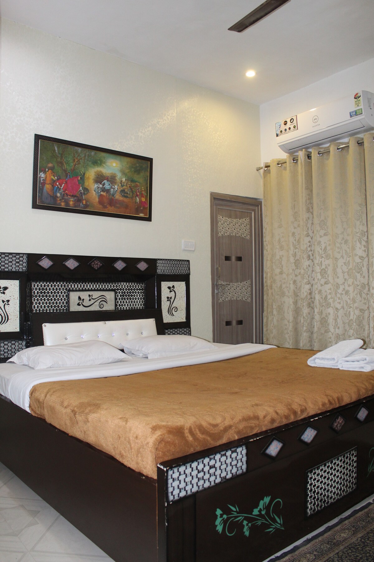 2 Comfy Rooms in Best BnB Orchha