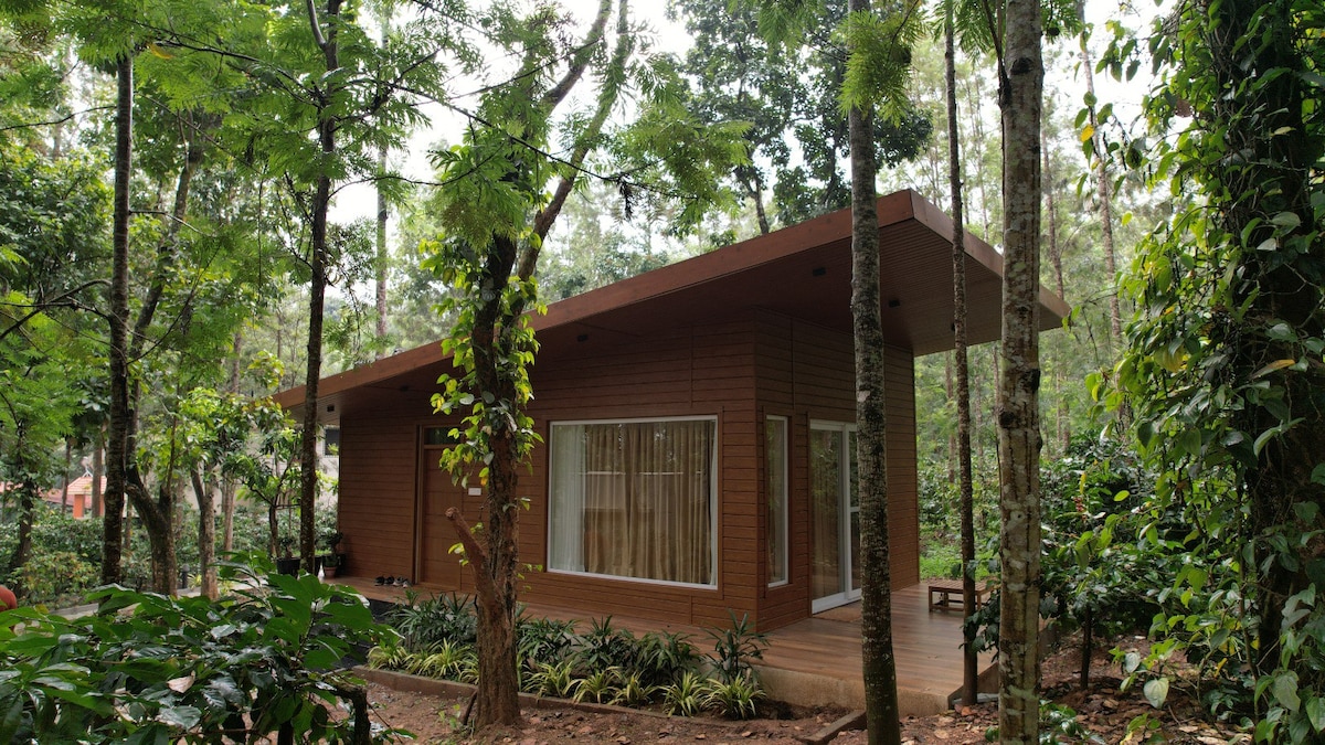 Livingston Homestay - Wooden Cottage - Chikmagalur
