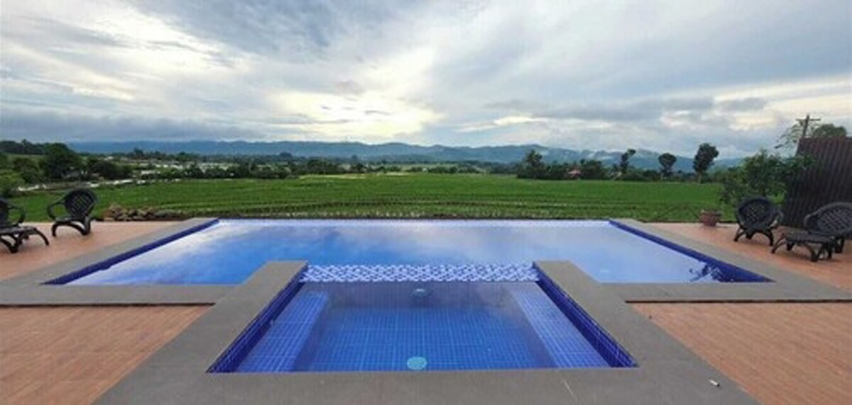 Vacation House good for upto 20 with infinity pool