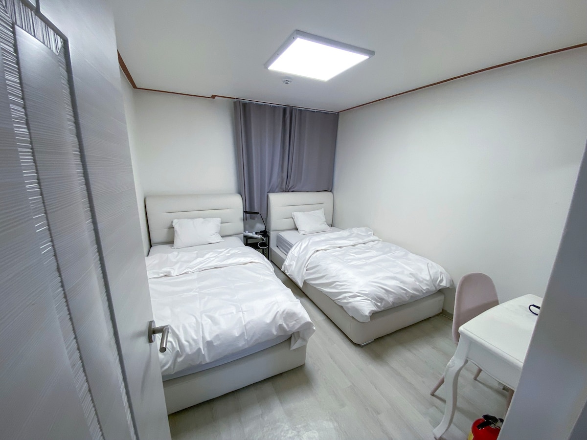 Myeong-dong / 3 bedroom house / full furniture