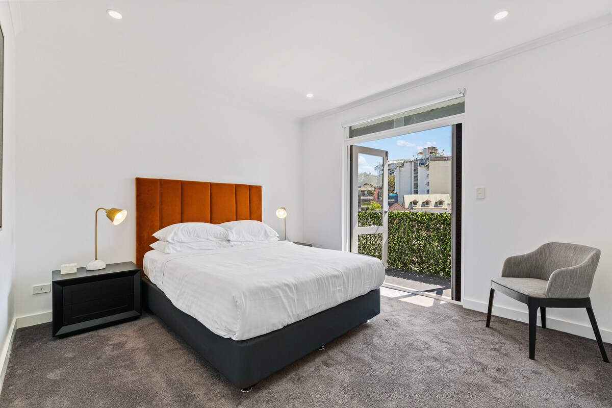Lux Private Ensuite Room in Sydney Eastern Suburb