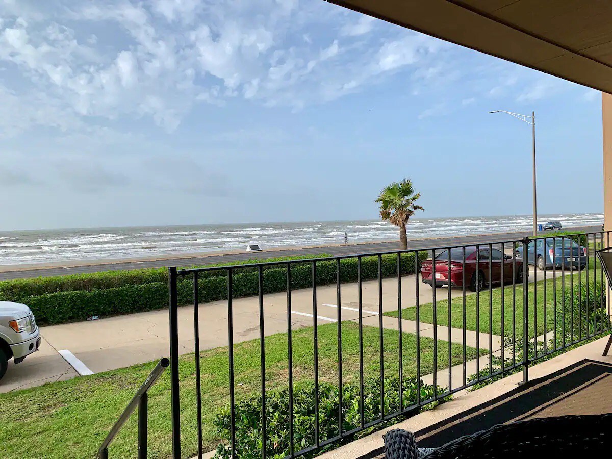 Shore Beats Work| OceanFront View| 2 Beds & 2 Bath