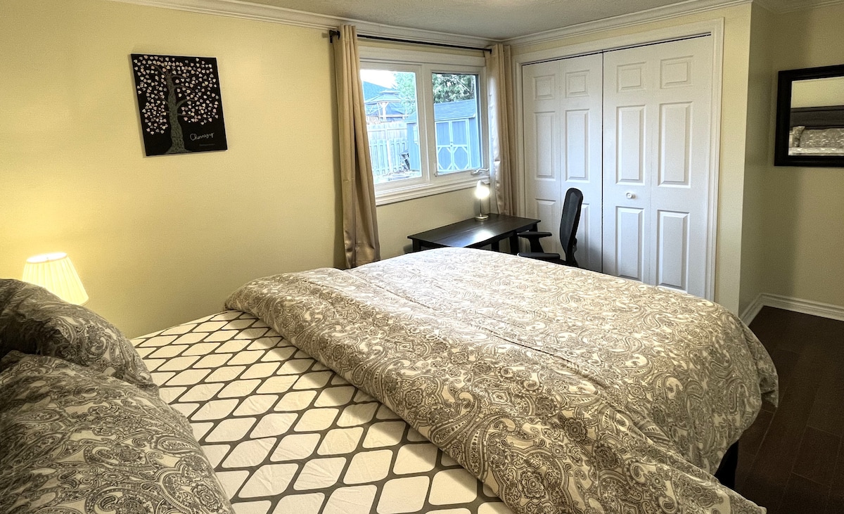 Aquila Room in Barrie–Minutes to Georgian College