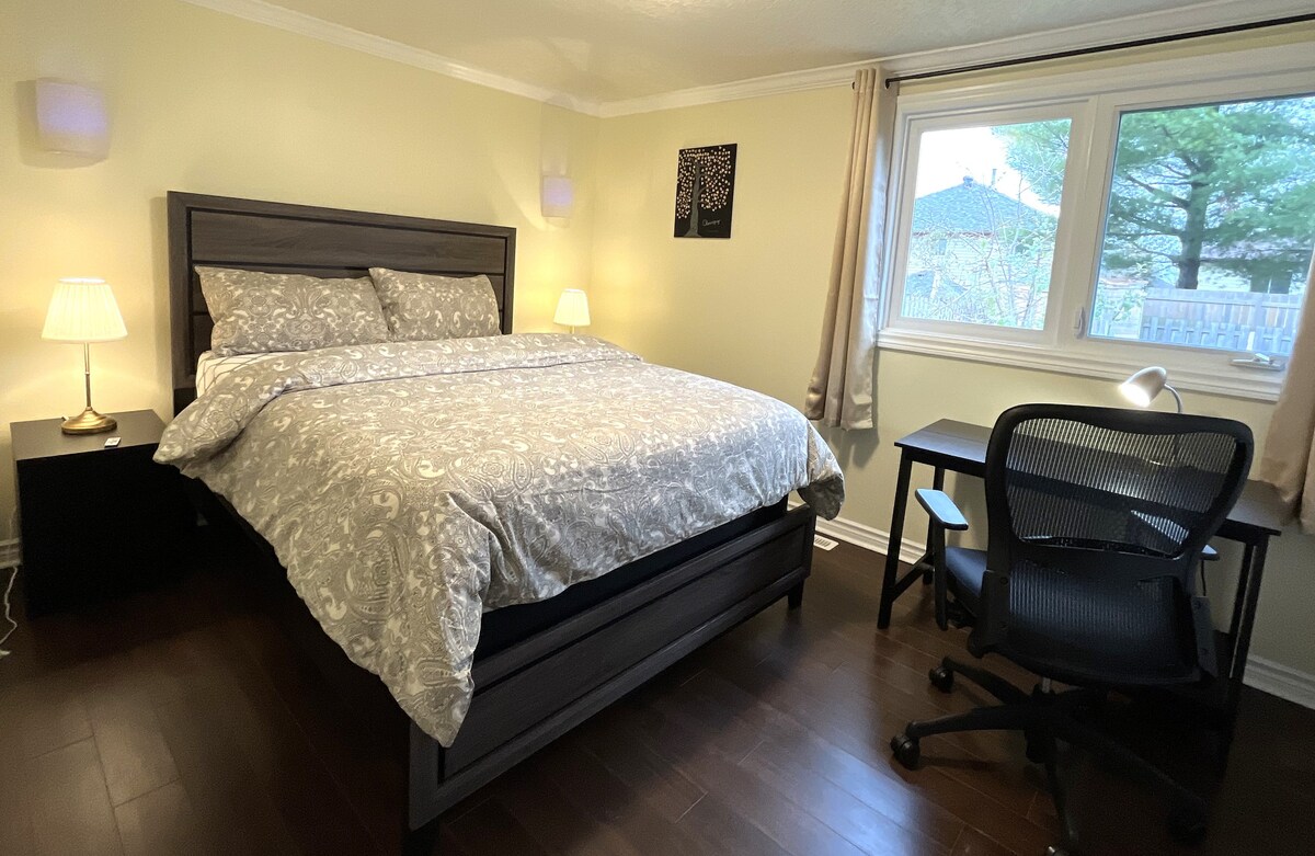 Aquila Room in Barrie–Minutes to Georgian College