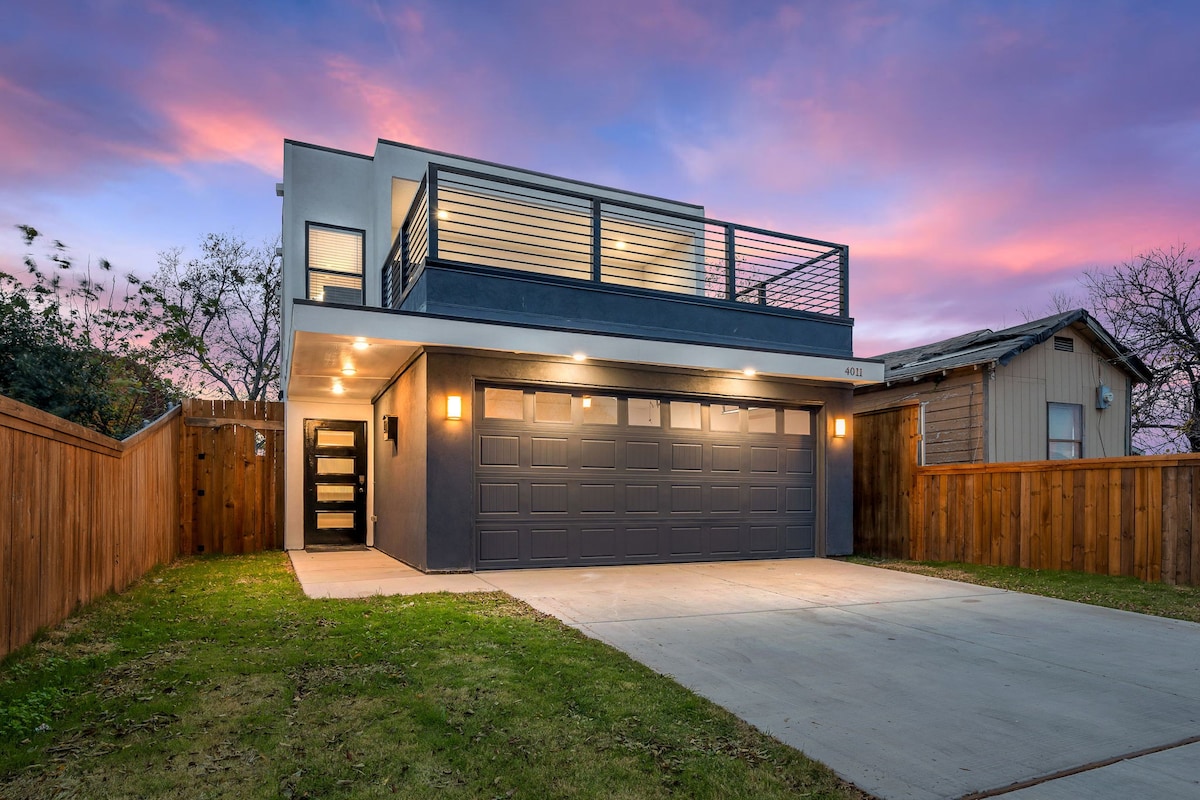 New Build 3 BR Dallas Home w Sunset Views Rooftop!