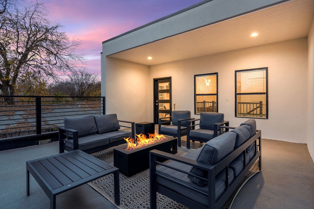 New Build 3 BR Dallas Home w Sunset Views Rooftop!