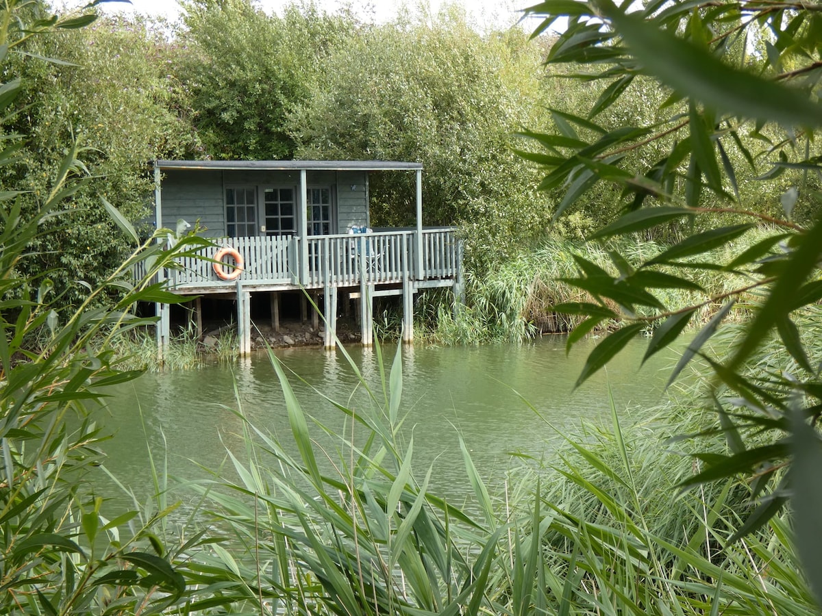 Kingfisher Lakeside Cabin with Sauna