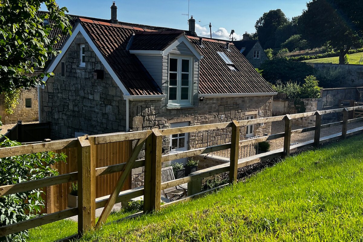 5* Cosy Country Cottage near Bath | EV Charger