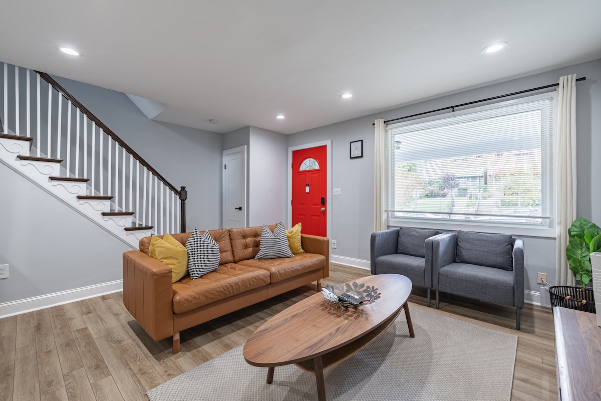 Modern Lux 4 BR 7 Bed Townhome