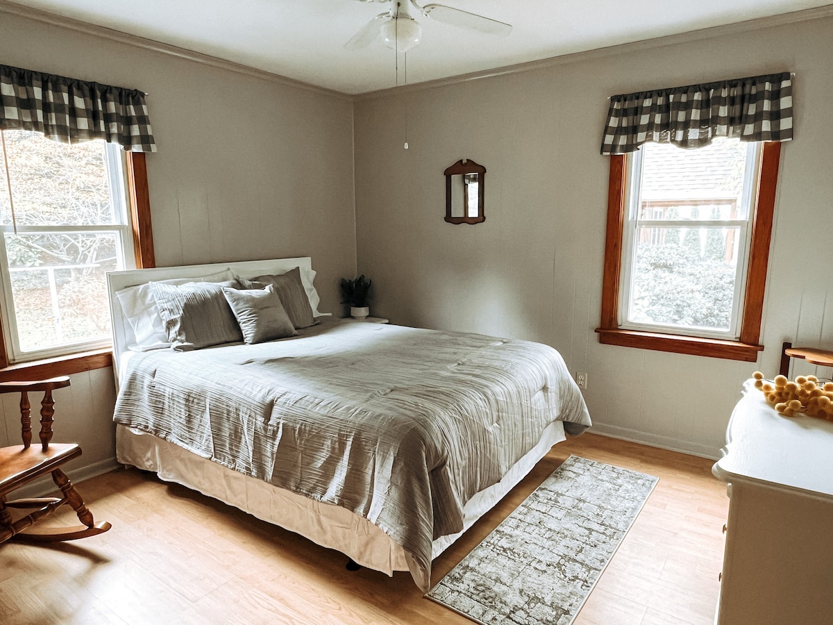 Cozy Corning Cottage