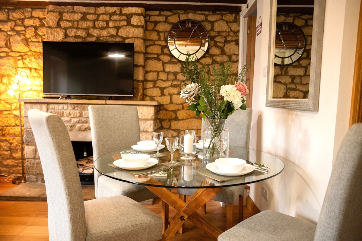 Ideally Located 2 Bedroom Cozy Cottage in Bourton