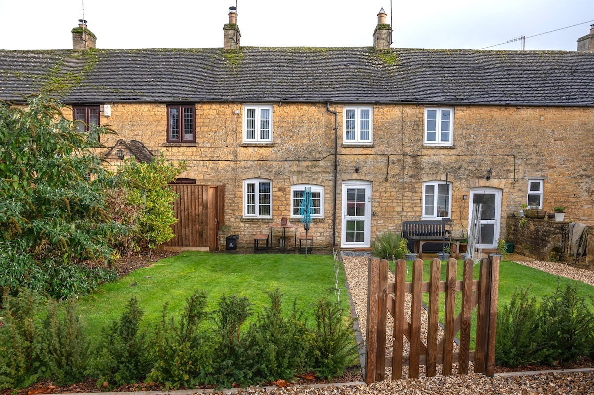Ideally Located 2 Bedroom Cozy Cottage in Bourton