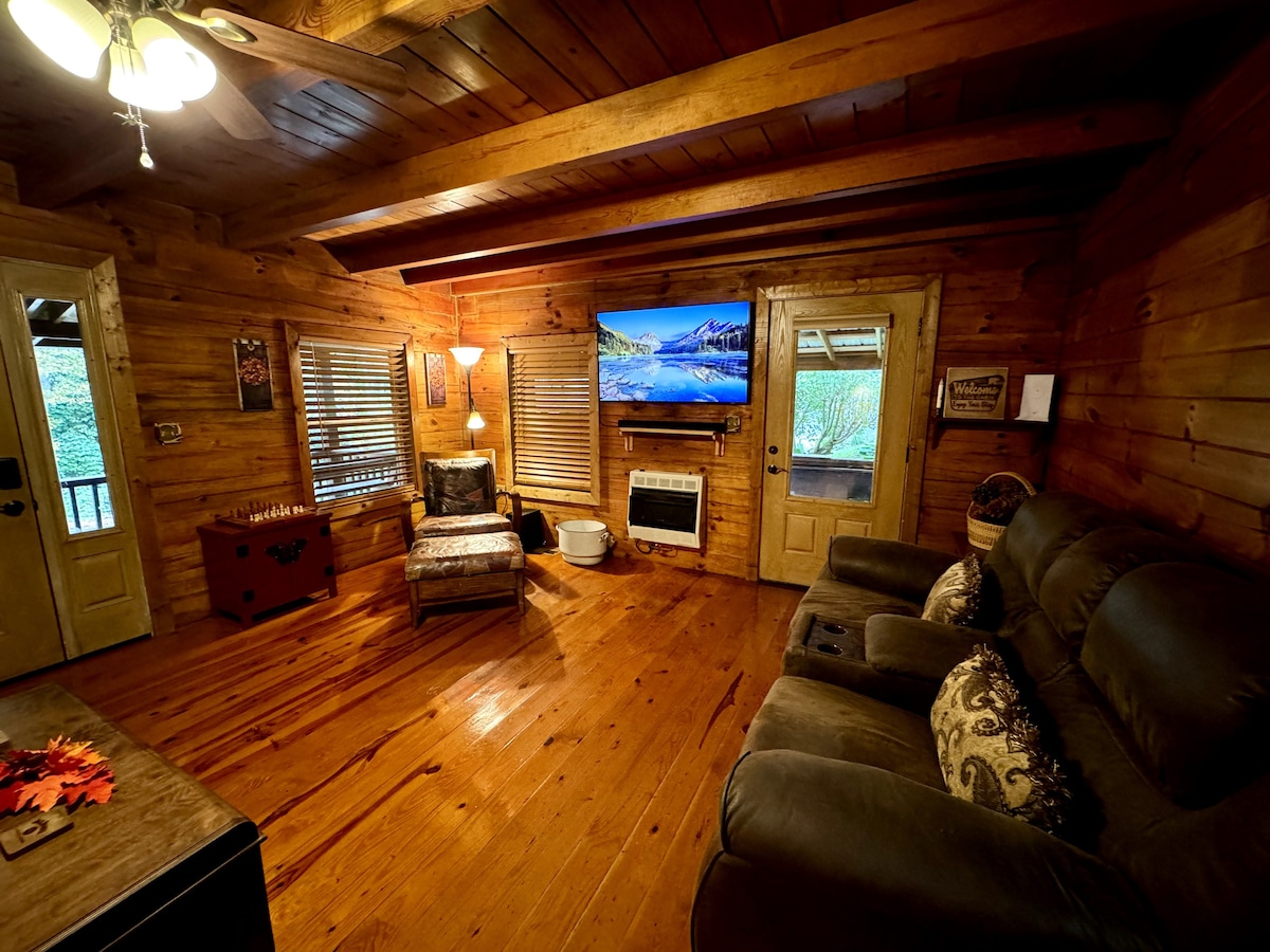 The Cozy Cabin w/ 3 BR & 1 Bath