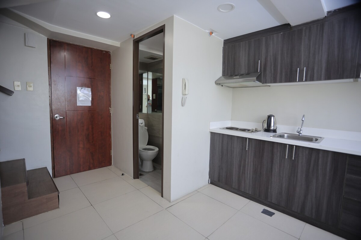 2 BR Condo Unit Near Robinsons Magnolia