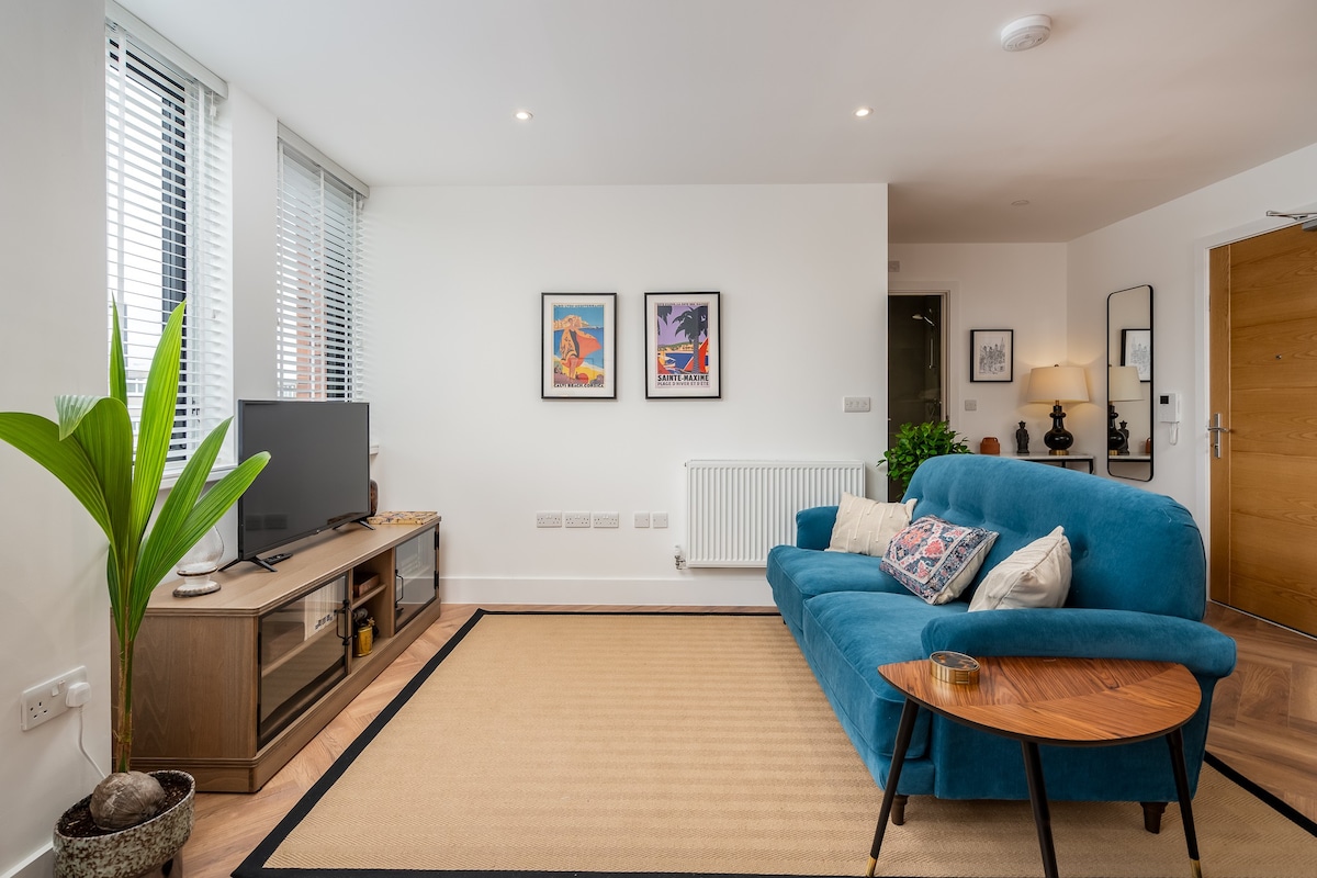 Stylish Spacious Apartment in Central Windsor