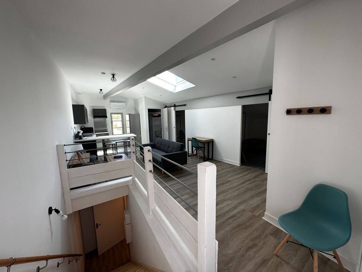 Duplex,  sous les toits, parking privé