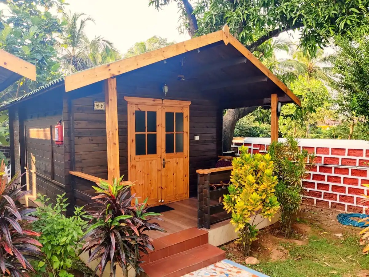 Wood Cottage with Swimming Pool